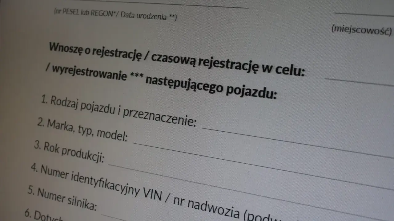 Formularz rejestracyjny pojazdu. Wypełniasz go, gdy chcesz przerejestrować samochód. Podajesz dane pojazdu, takie jak marka, VIN i rok produkcji.