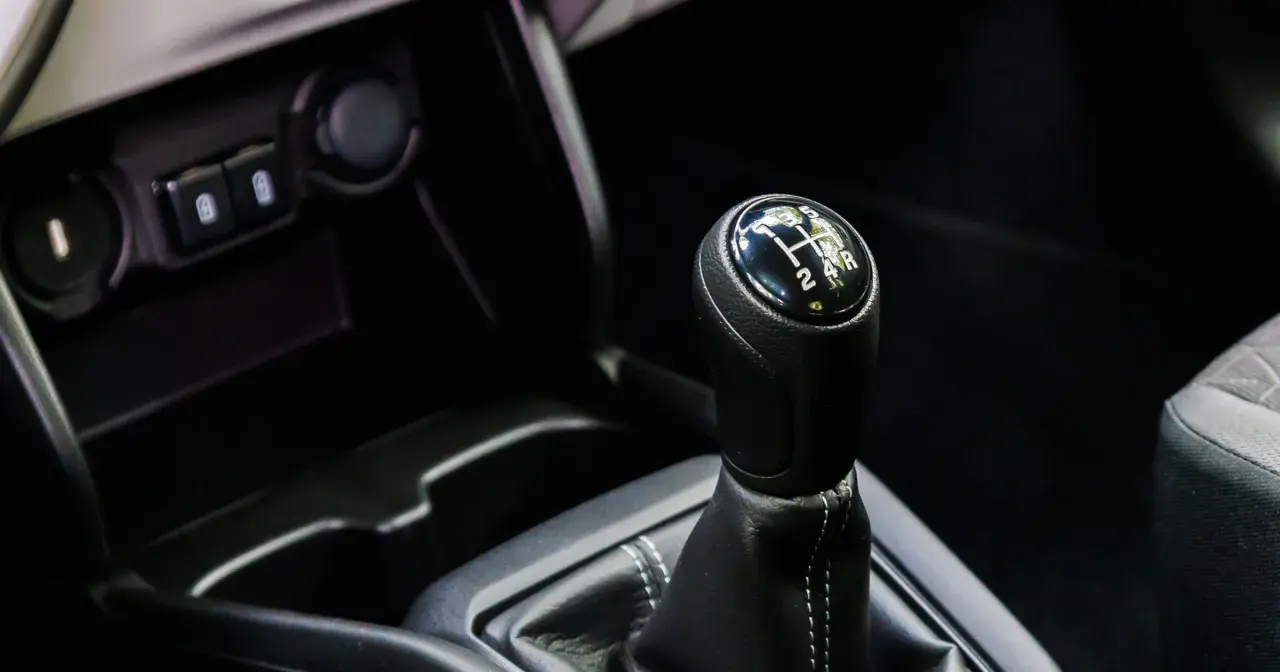 Mistrz zmiany biegów: Obroty, prędkość i 7 błędów, które niszczą auto