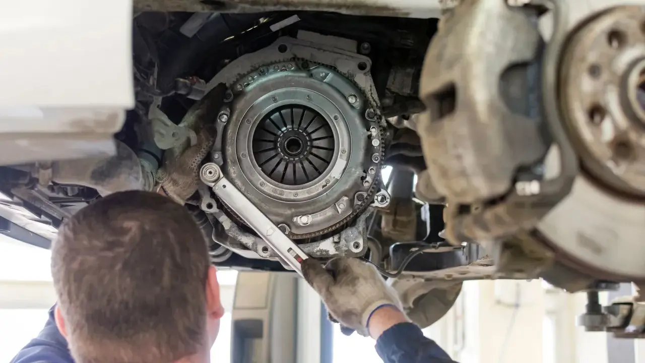 Ile trwa wymiana sprzęgła? Czas, koszty i co zapytać mechanika?