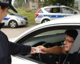 Sprzedaż auta z miękkim dowodem: Legalne? Ryzyka i porady