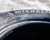 Fragment opony Michelin z widocznym kodem DOT 1917.