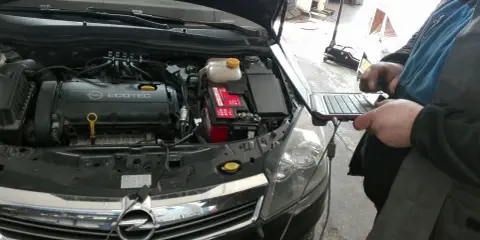 Kasowanie błędów w aucie: Cena, ryzyko, DIY czy mechanik?