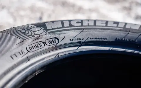 Fragment opony Michelin z widocznym kodem DOT 1917.