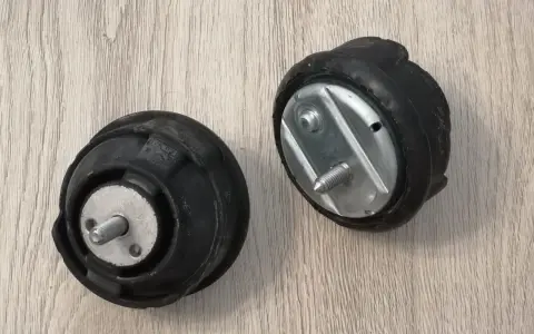 Poduszka silnika objawy: Wibracje, stukanie? Diagnoza i koszty