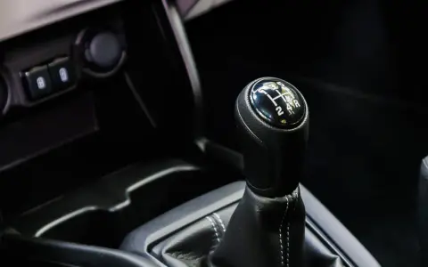 Mistrz zmiany biegów: Obroty, prędkość i 7 błędów, które niszczą auto