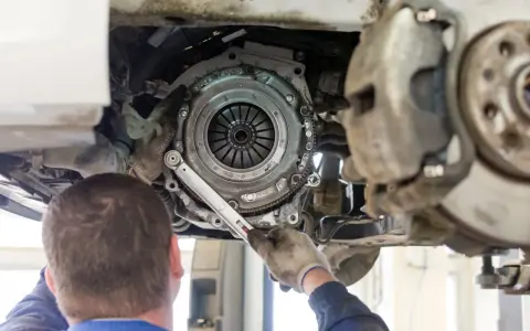 Ile trwa wymiana sprzęgła? Czas, koszty i co zapytać mechanika?