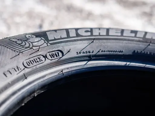 Fragment opony Michelin z widocznym kodem DOT 1917.