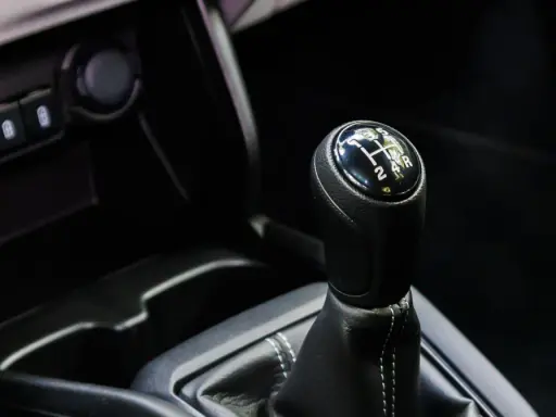Mistrz zmiany biegów: Obroty, prędkość i 7 błędów, które niszczą auto