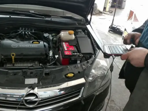 Kasowanie błędów w aucie: Cena, ryzyko, DIY czy mechanik?