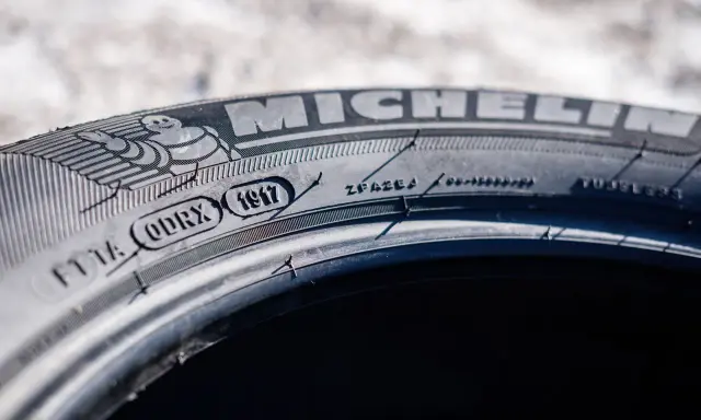 Fragment opony Michelin z widocznym kodem DOT 1917.