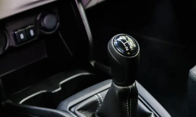 Mistrz zmiany biegów: Obroty, prędkość i 7 błędów, które niszczą auto