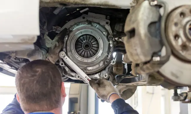 Ile trwa wymiana sprzęgła? Czas, koszty i co zapytać mechanika?
