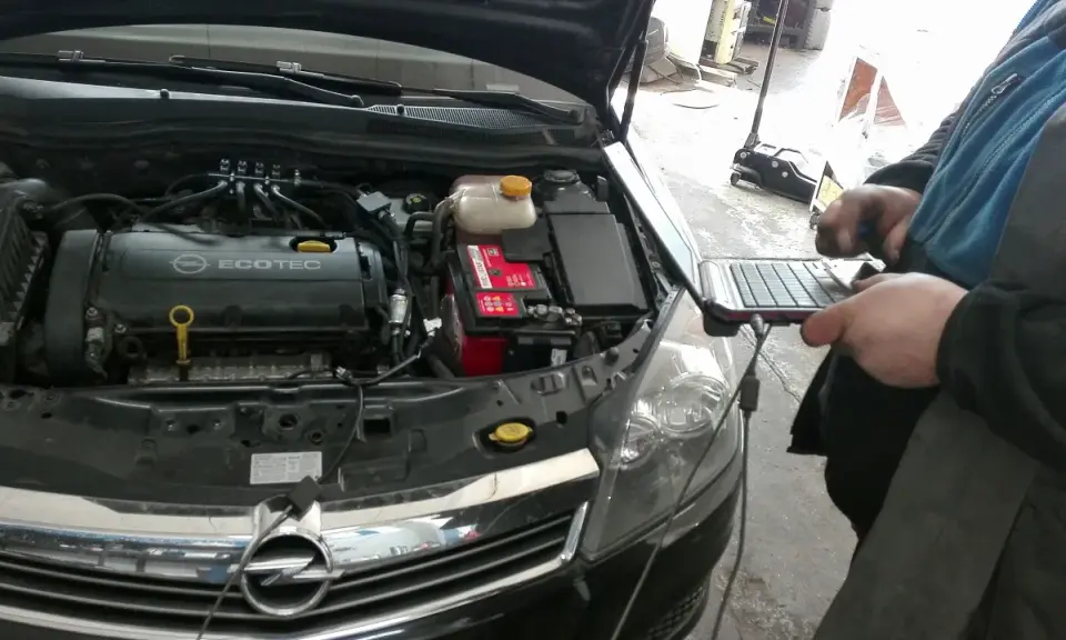 Kasowanie błędów w aucie: Cena, ryzyko, DIY czy mechanik?