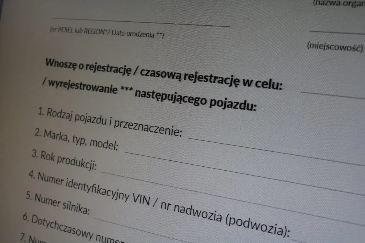 Formularz rejestracyjny pojazdu. Wypełniasz go, gdy chcesz przerejestrować samochód. Podajesz dane pojazdu, takie jak marka, VIN i rok produkcji.