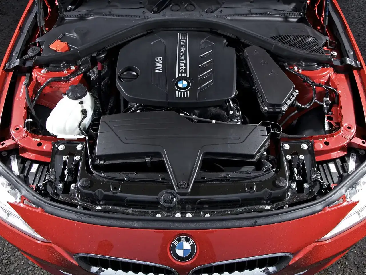 Silnik BMW N20 z widocznym rozrządem