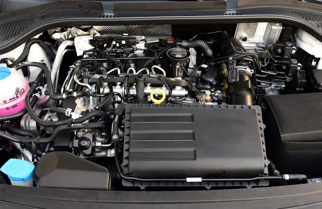 Skoda Rapid na tle miasta