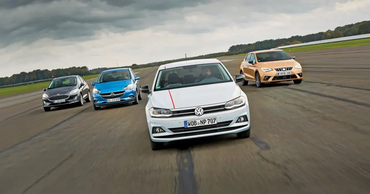 Volkswagen Polo silnik na tle samochodu