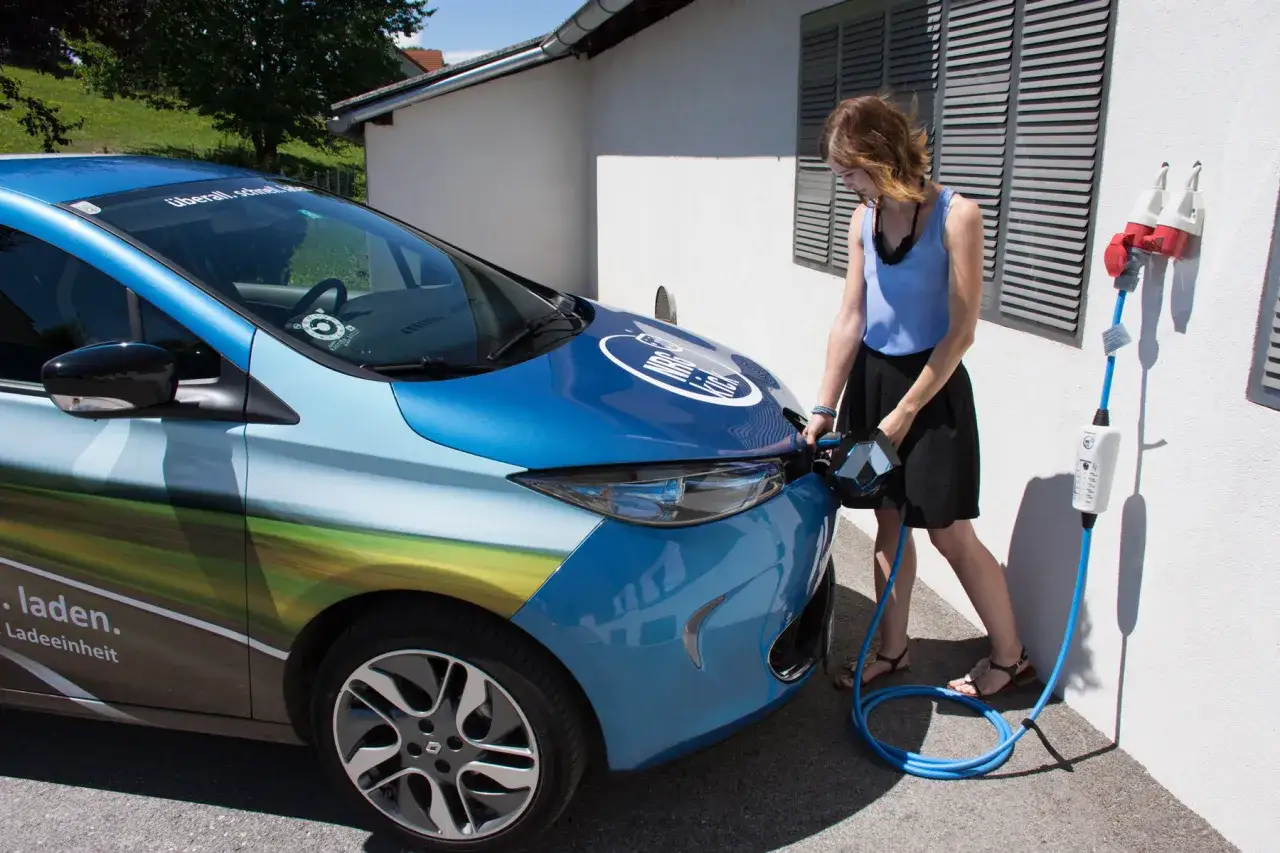 Ładowanie samochodu elektrycznego w r&oacute;żnych miejscach
